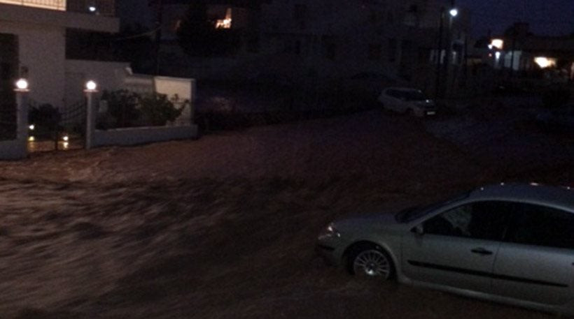 Πλημμύρες και εγκλωβισμένοι στην Νέα Πέραμο από την ισχυρή βροχόπτωση (εικόνες)